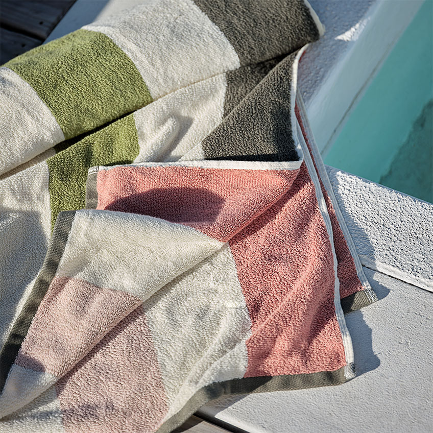 Strandtuch BACKA mit Streifen in verschiedenen Farben Gestreiftes Strandtuch mit den Farben Rot, Weiss, Grau, Pink und Lachs