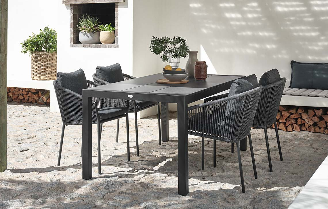 Table de jardin HAGEN avec plateau en bois composite et chaises de jardin BRAVA Table de jardin avec plateau en bois composite et chaises de jardin avec coussins à séchage rapide