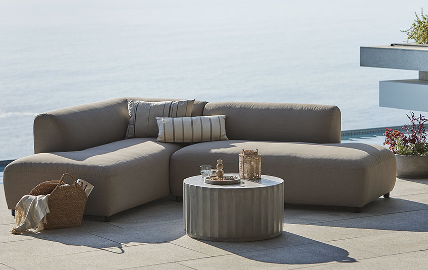 Divano lounge VEDBY per tutte le stagioni e tavolo lounge DALER Divano lounge per tutte le stagioni in beige e tavolo lounge su un balcone