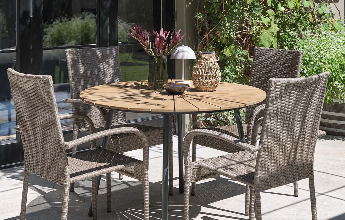 Table de jardin RANGSTRUP avec plateau en bois artificiel et chaises de jardin en polyrotin GUDHJEM Table de jardin en bois artificiel et chaises de jardin en polyrotin