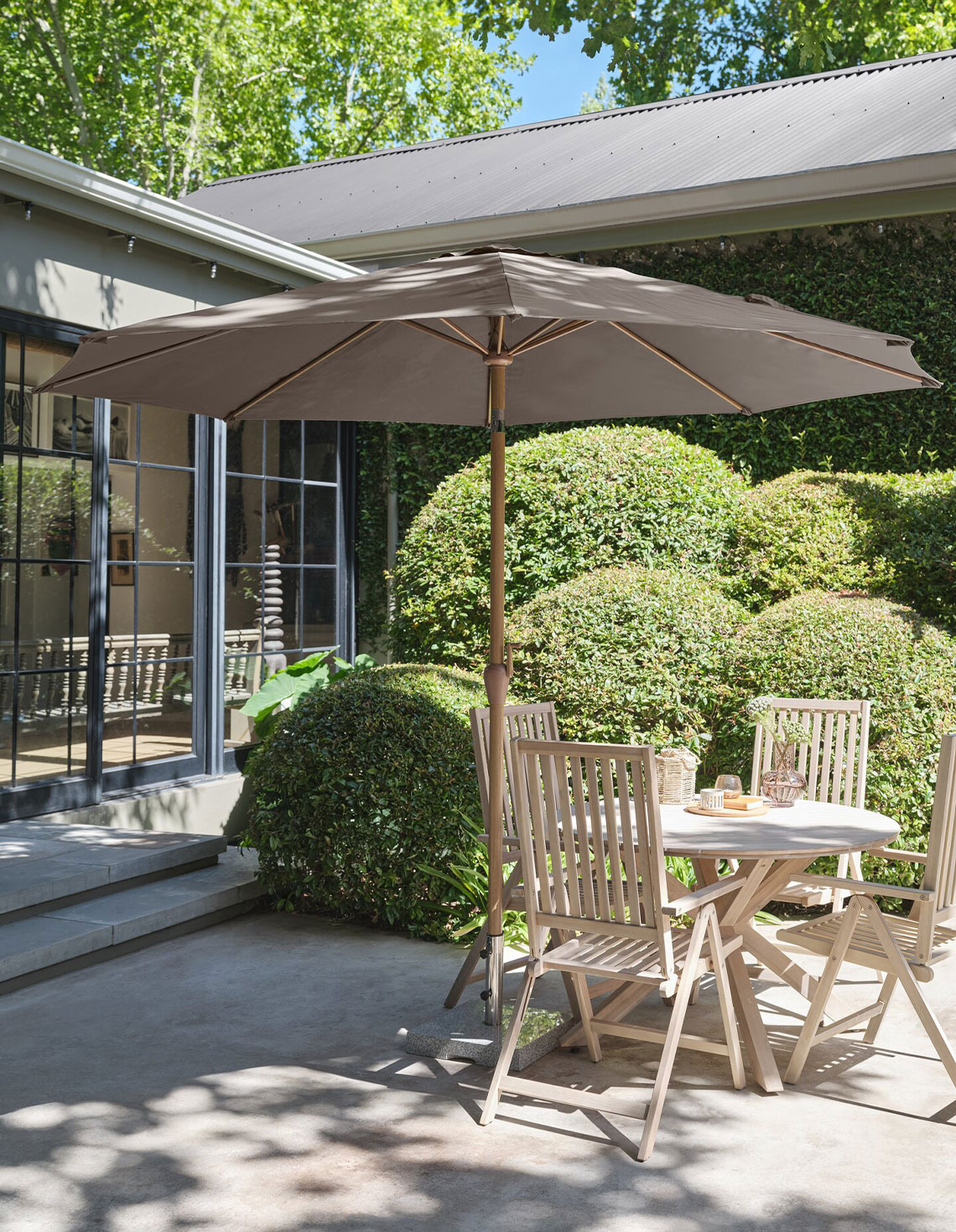 KARRYD Marktschirm Grosser beiger Sonnenschirm auf der Terrasse mit Gartentisch und Gartenstühlen