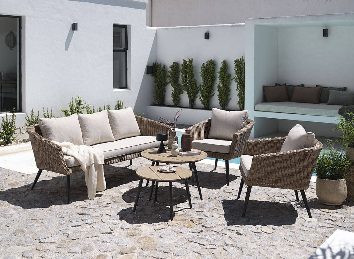 UDSTRUP garden lounge set in polyrattan Gartenmöbelgarnitur aus Polyrattan auf einer Terrasse