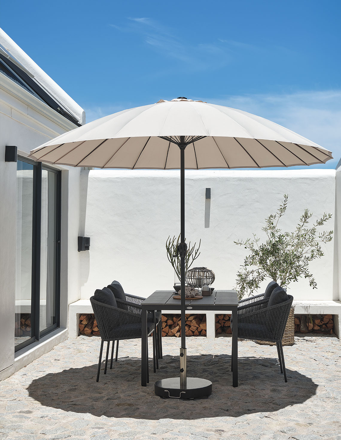 LAMMEHAVE Marktschirm Klassischer beiger Gartenschirm auf einer Terrasse mit Gartentisch und Gartenstühlen