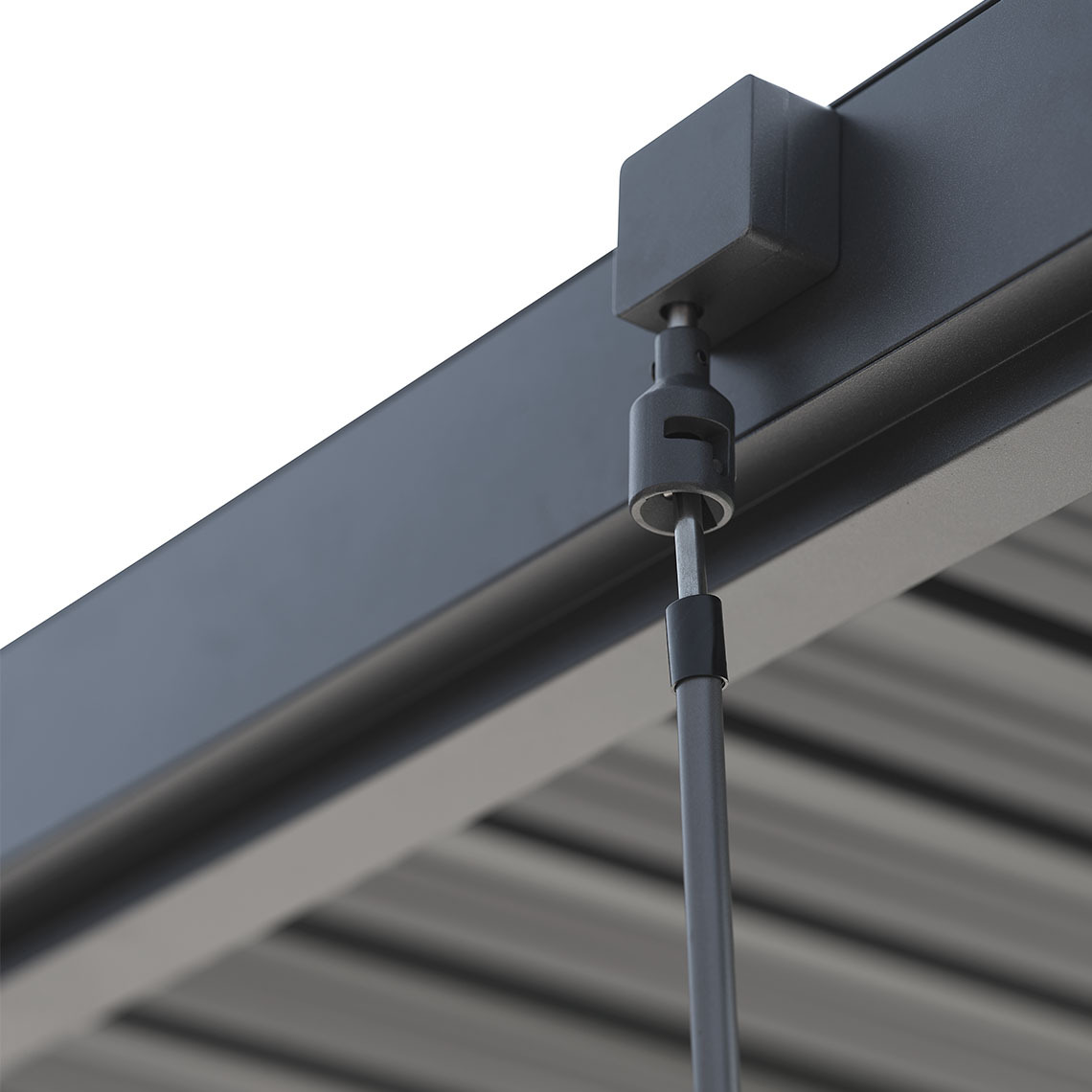 Le lamelle del tetto della pergola KONGEMOSE possono essere regolate senza sforzo grazie alla manovella. Pergola metallica con tetto a lamelle chiuse e regolabili