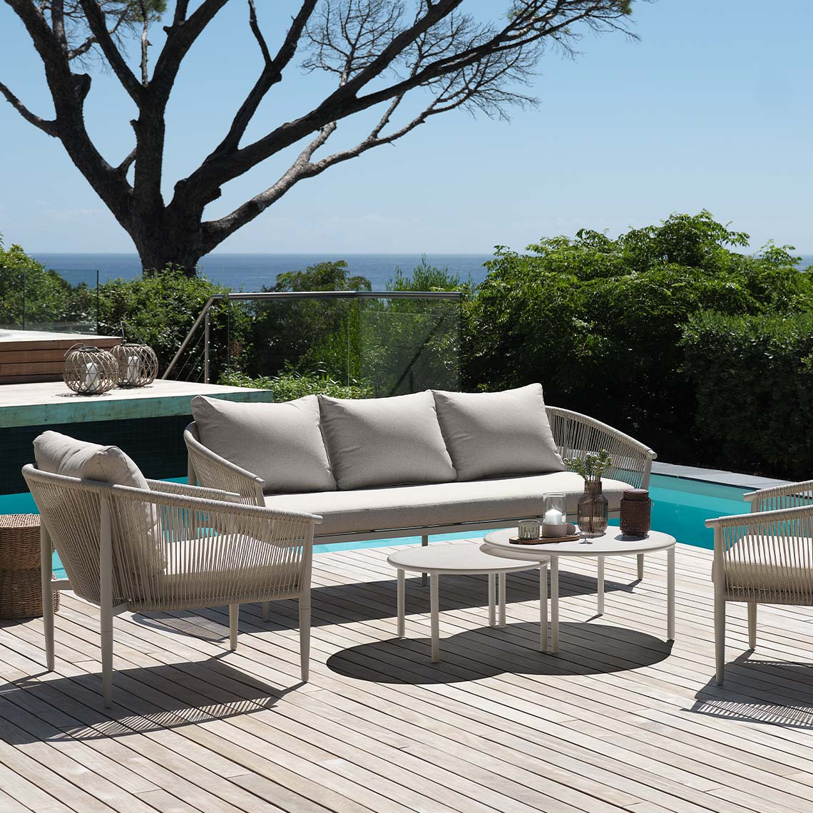 Ensemble lounge de jardin sans entretien KIRKENES Ensemble lounge sans entretien, beige clair, sur la terrasse au bord de la piscine